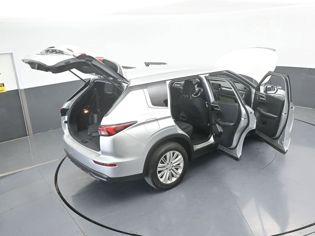 Used 2024 Mitsubishi Outlander ES image 32