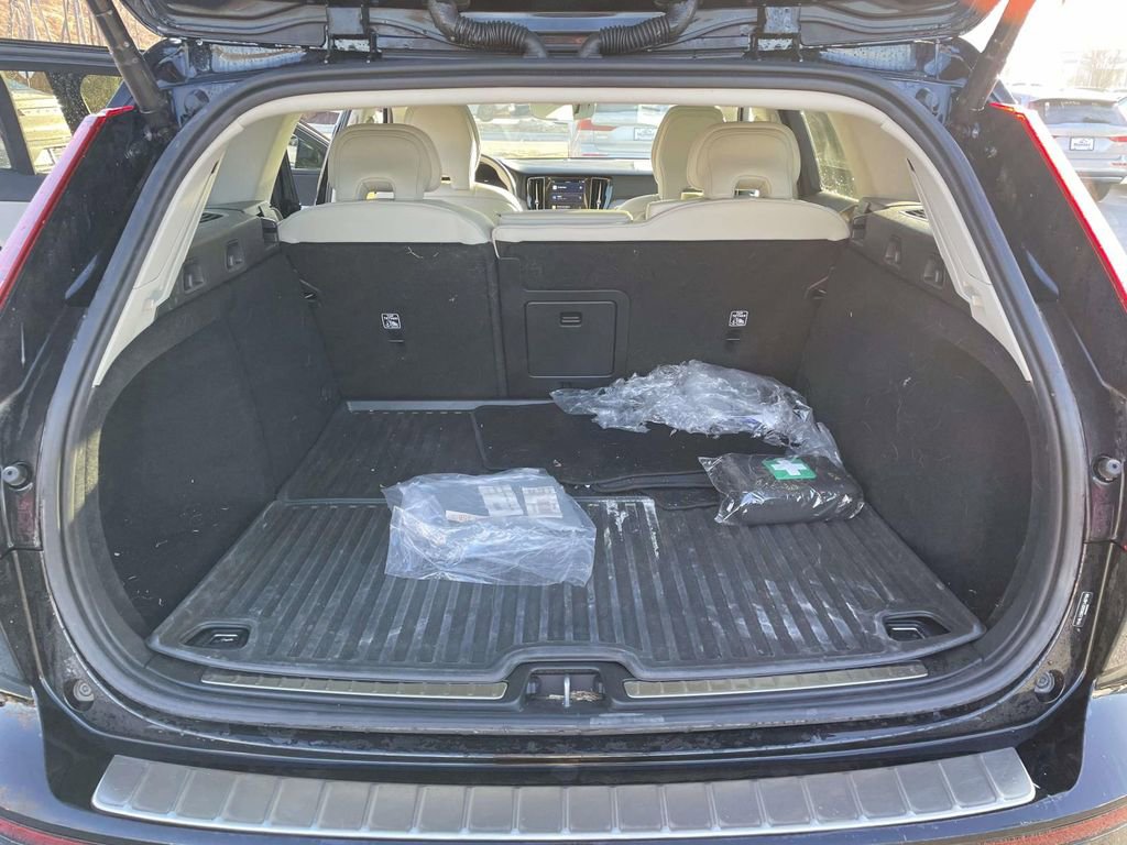 New 2025 Volvo V60 B5 Cross Country Plus w/ Protection Package Premier image 30
