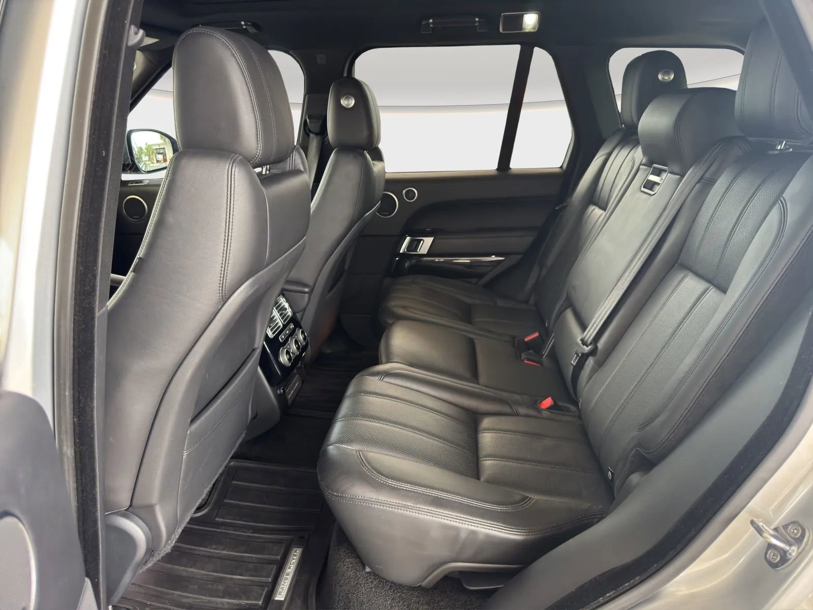 Used 2017 Land Rover Range Rover HSE image 13