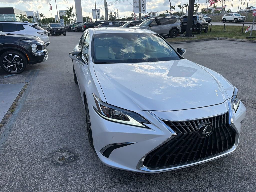 Used 2025 Lexus ES 350 w/ Premium Package FWD image 2