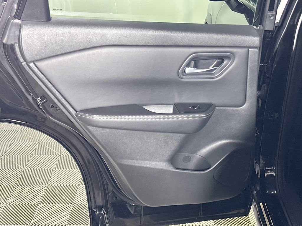 Used 2024 Nissan Rogue SV image 18
