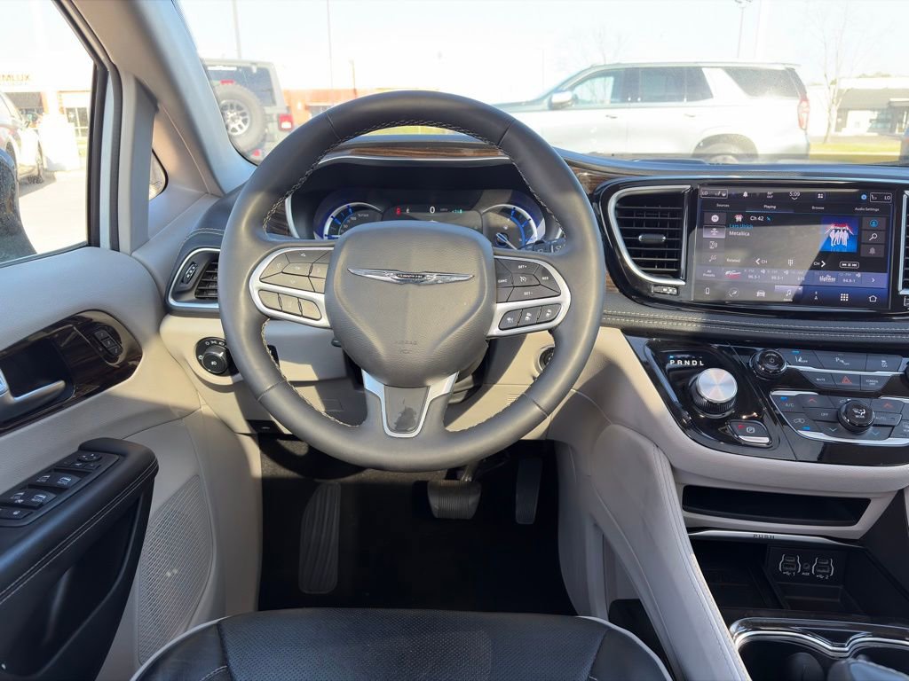 Used 2023 Chrysler Pacifica Limited FWD image 15