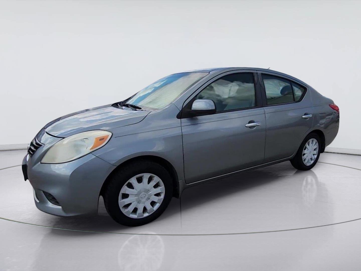 Used 2014 Nissan Versa SV FWD image 4