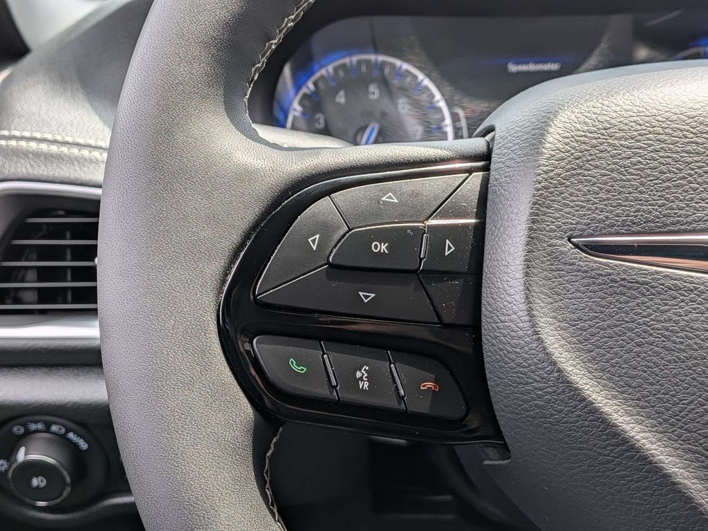 Used 2025 Chrysler Pacifica Limited FWD image 35