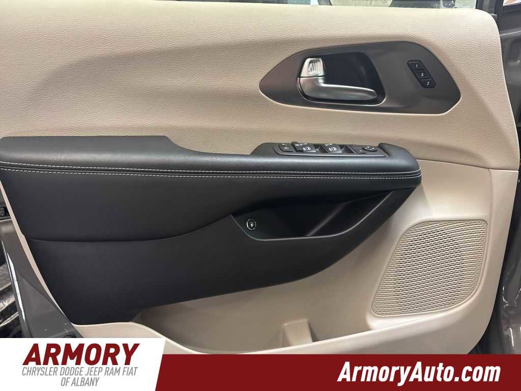 Used 2023 Chrysler Pacifica Touring-L w/ Uconnect Theater Family Group image 7