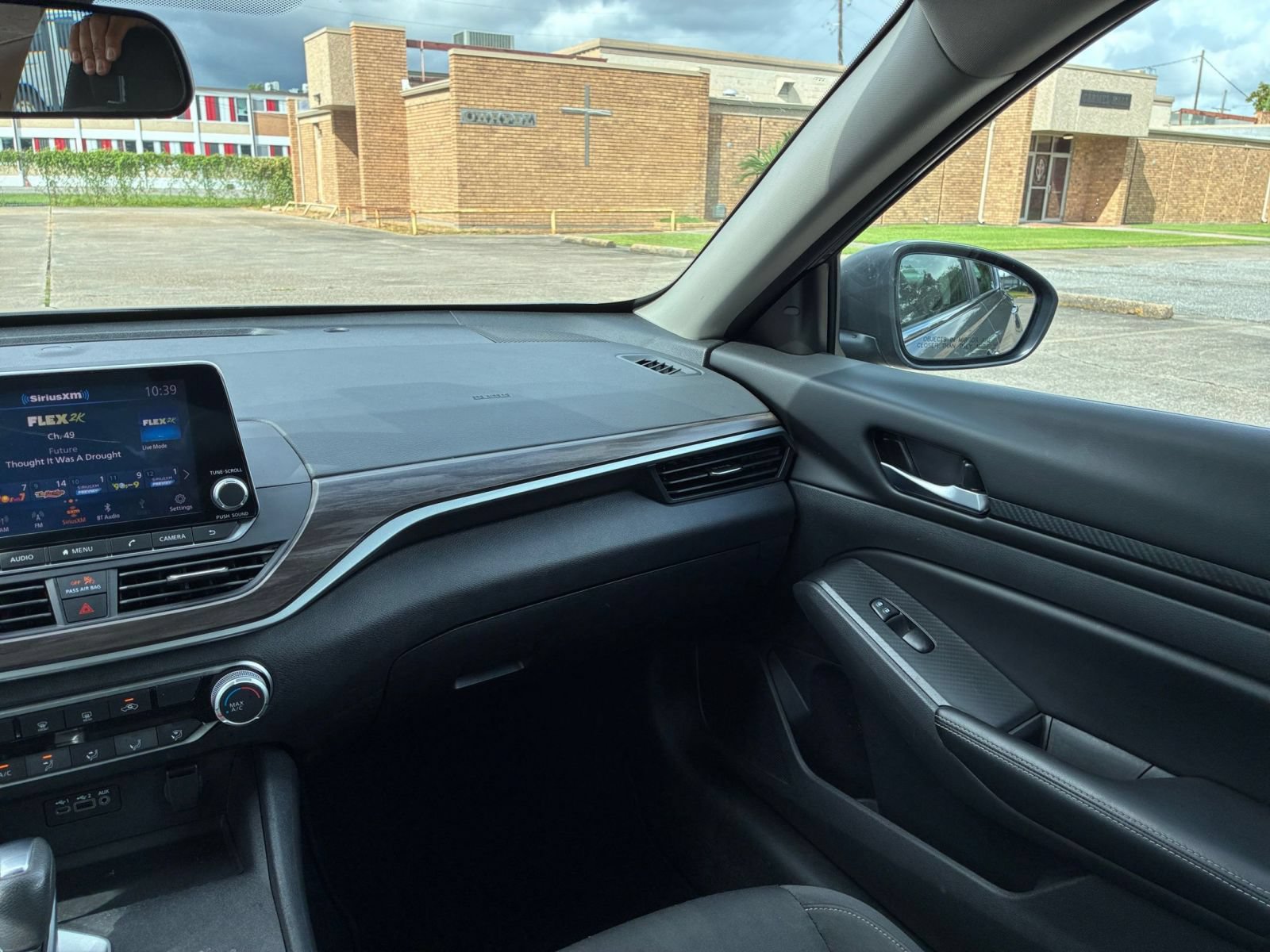 Used 2025 Nissan Altima 2.5 SV FWD image 34