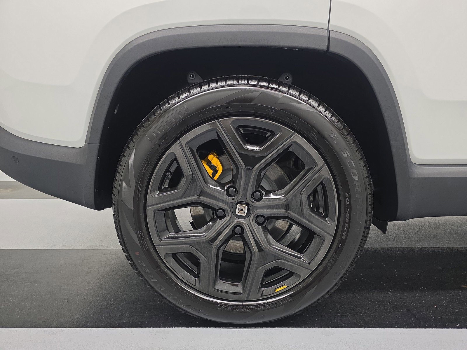 Used 2024 Rivian R1S Adventure image 12