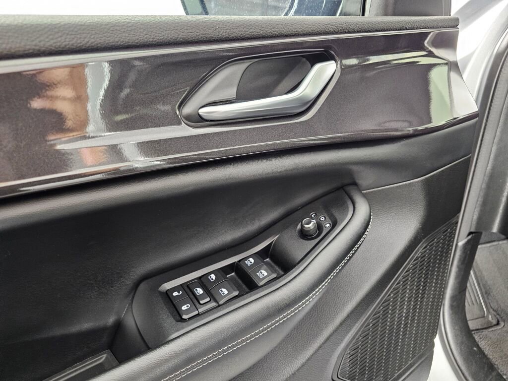 Used 2023 Jeep Grand Cherokee L Laredo AWD/4WD image 19