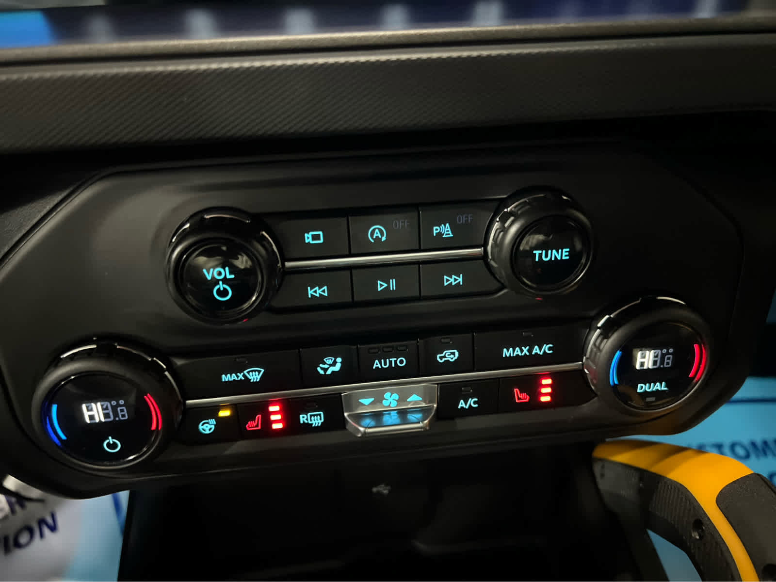 Used 2024 Ford Bronco Badlands image 38