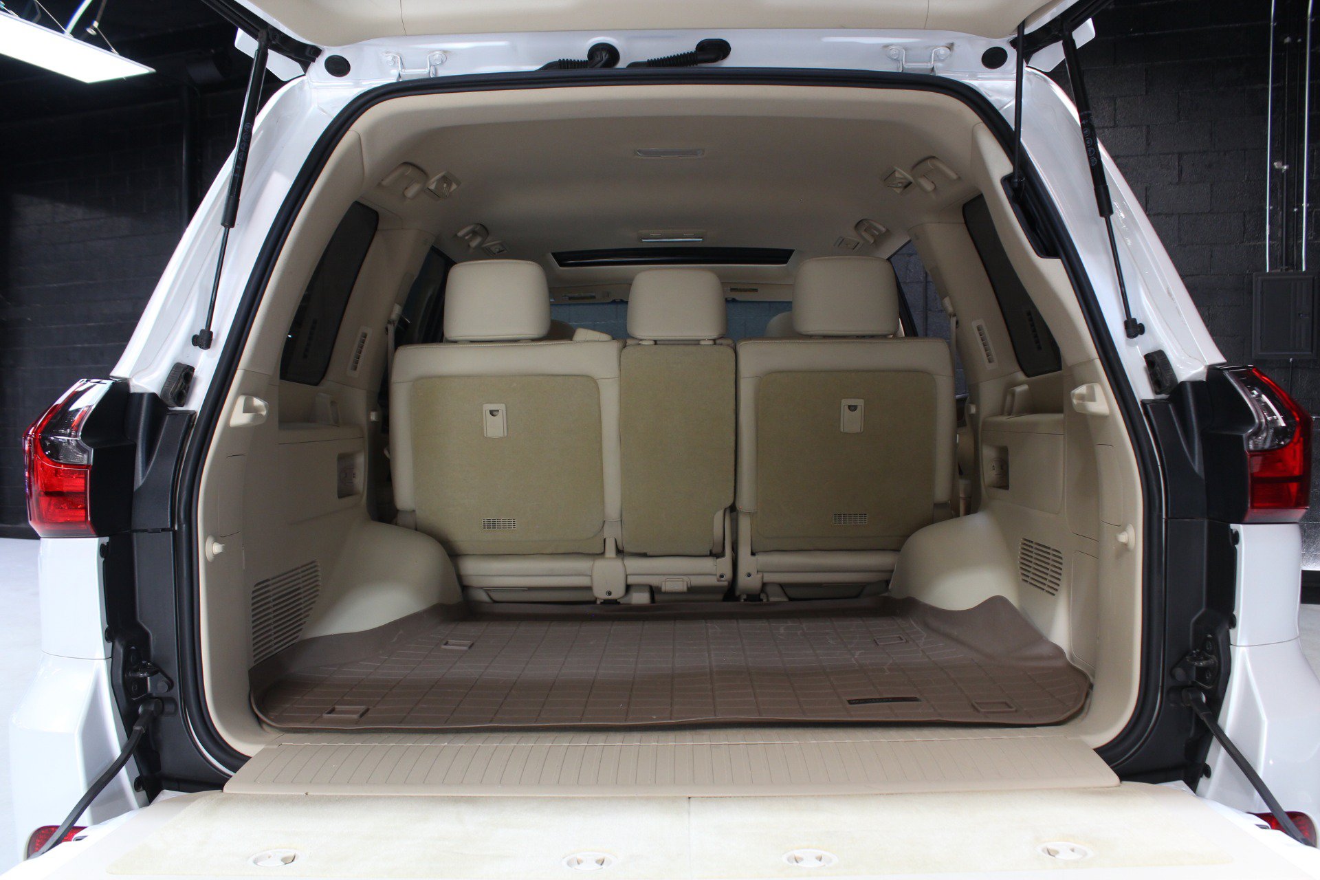 Used 2021 Lexus LX 570 4WD w/ Luxury Package image 71