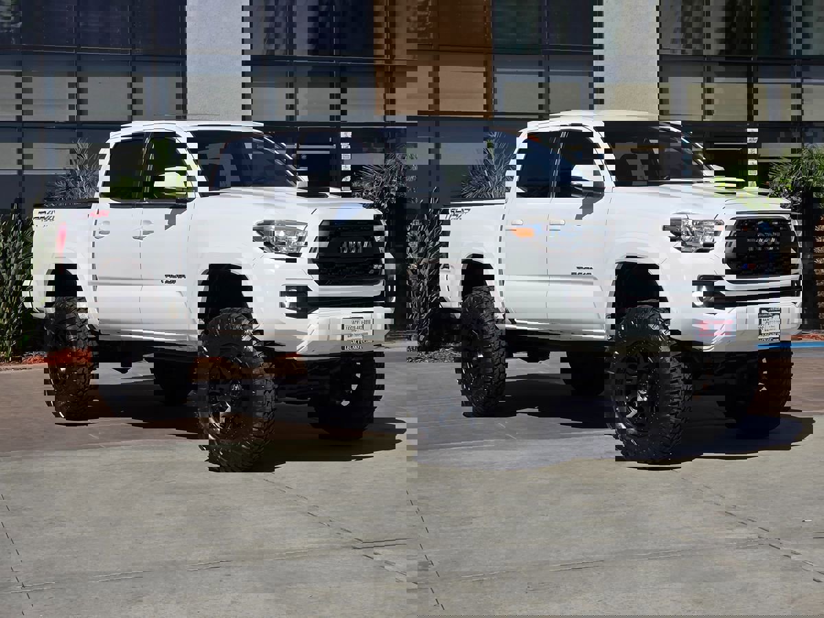 Used 2016 Toyota Tacoma TRD Sport w/ Premium & Technology Package image 3