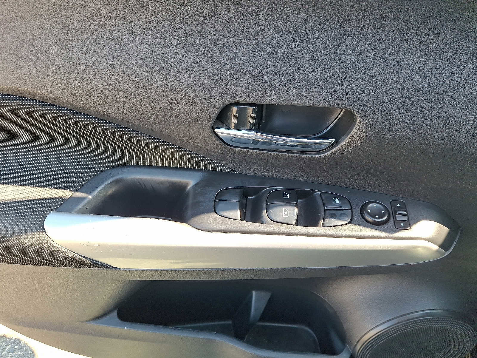 Used 2020 Nissan Kicks SV image 9