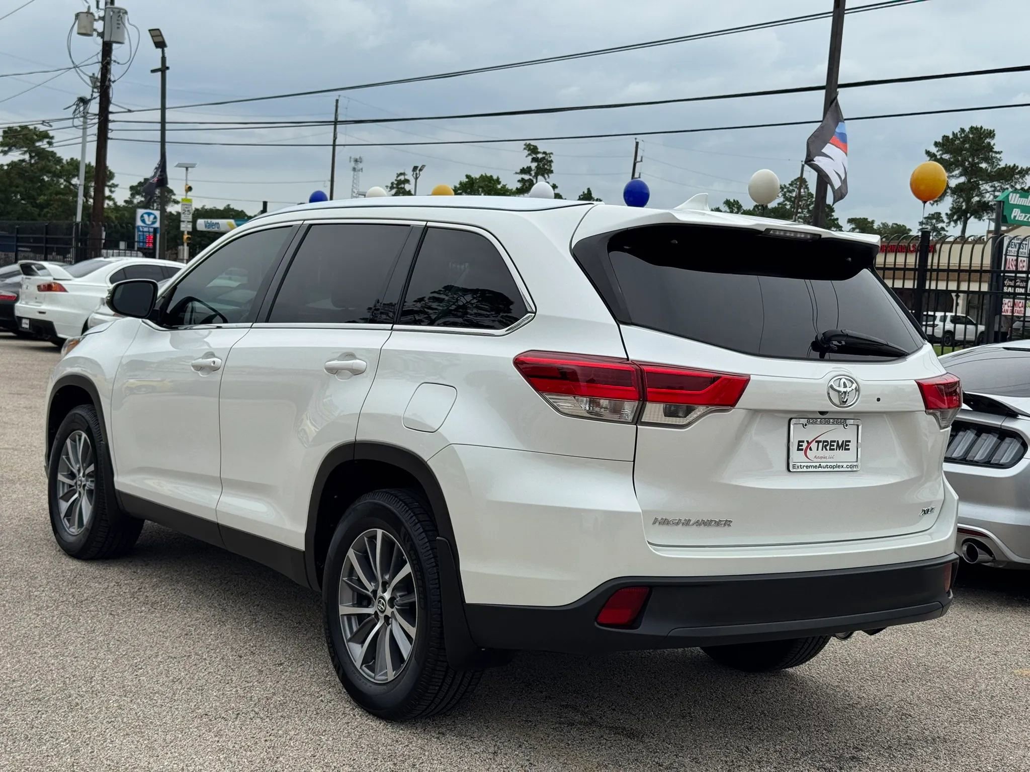 Used 2019 Toyota Highlander XLE FWD image 6