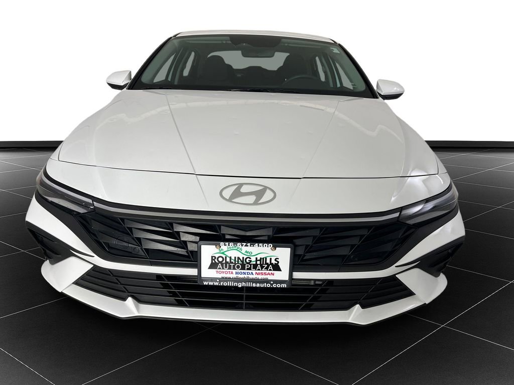 Used 2025 Hyundai Elantra Blue FWD image 8