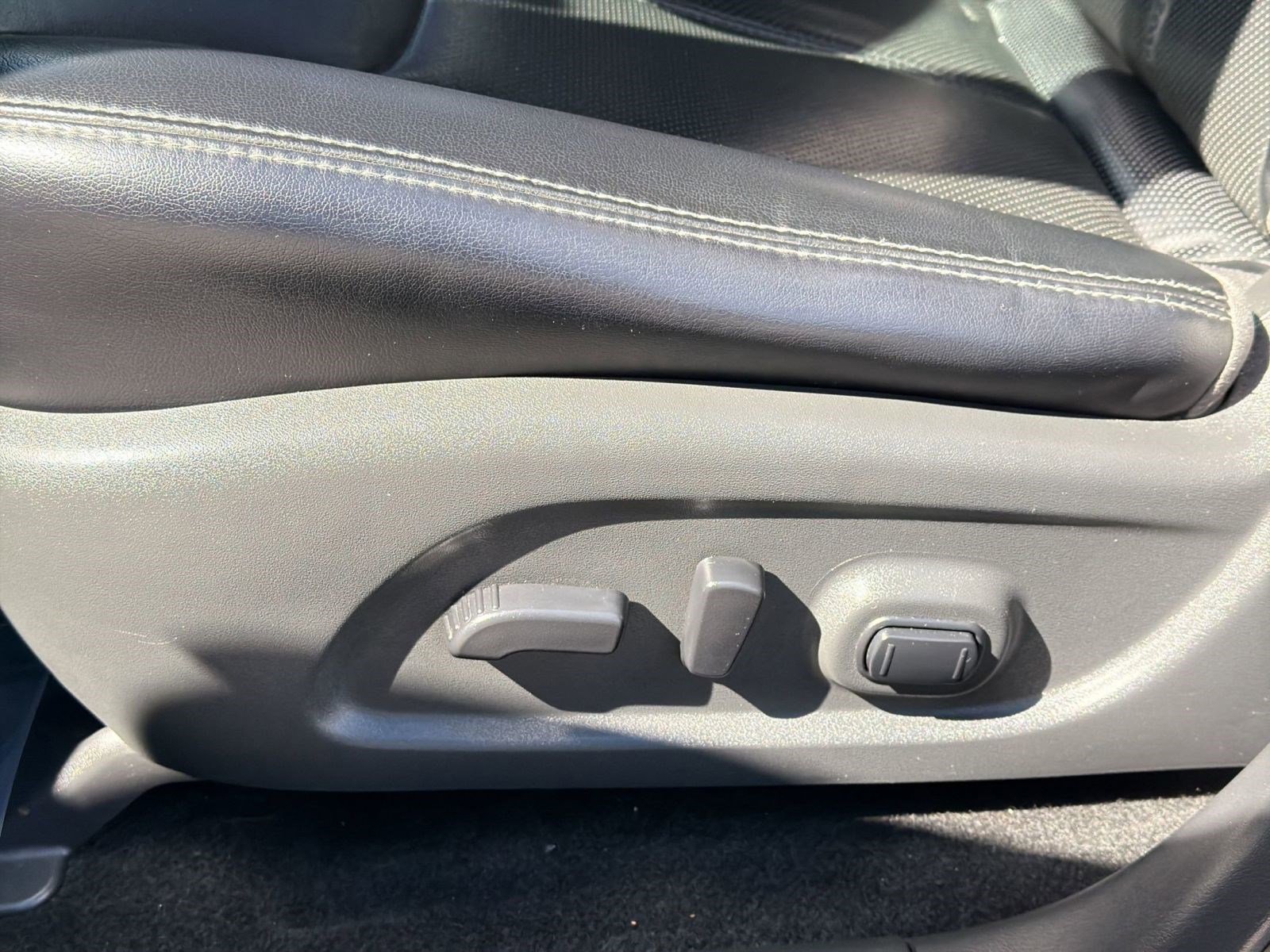 Used 2017 Nissan Pathfinder Platinum w/ Family Entertainment Package image 14