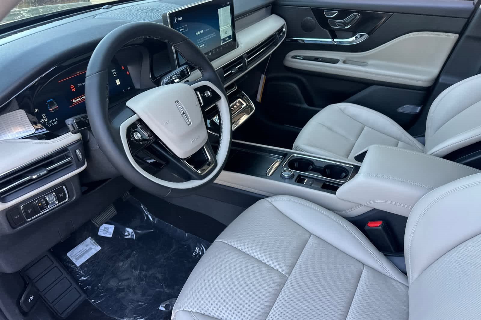 Used 2025 Lincoln Corsair Premiere w/ Equipment Group 101A image 12