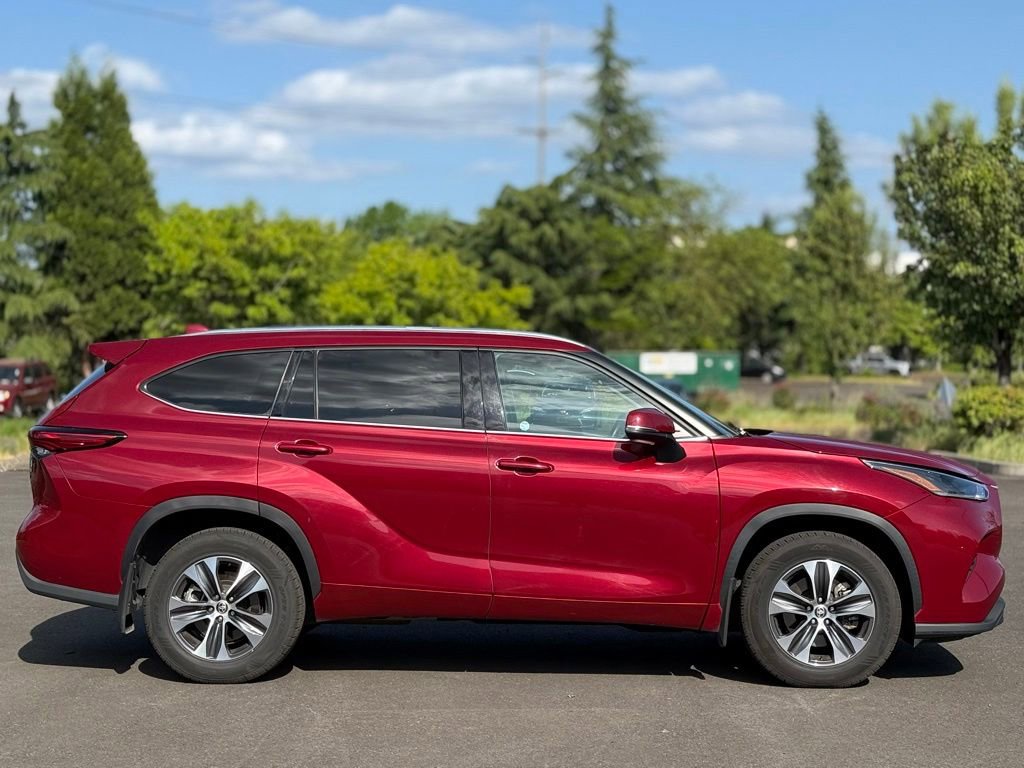 Certified 2021 Toyota Highlander XLE AWD/4WD image 6