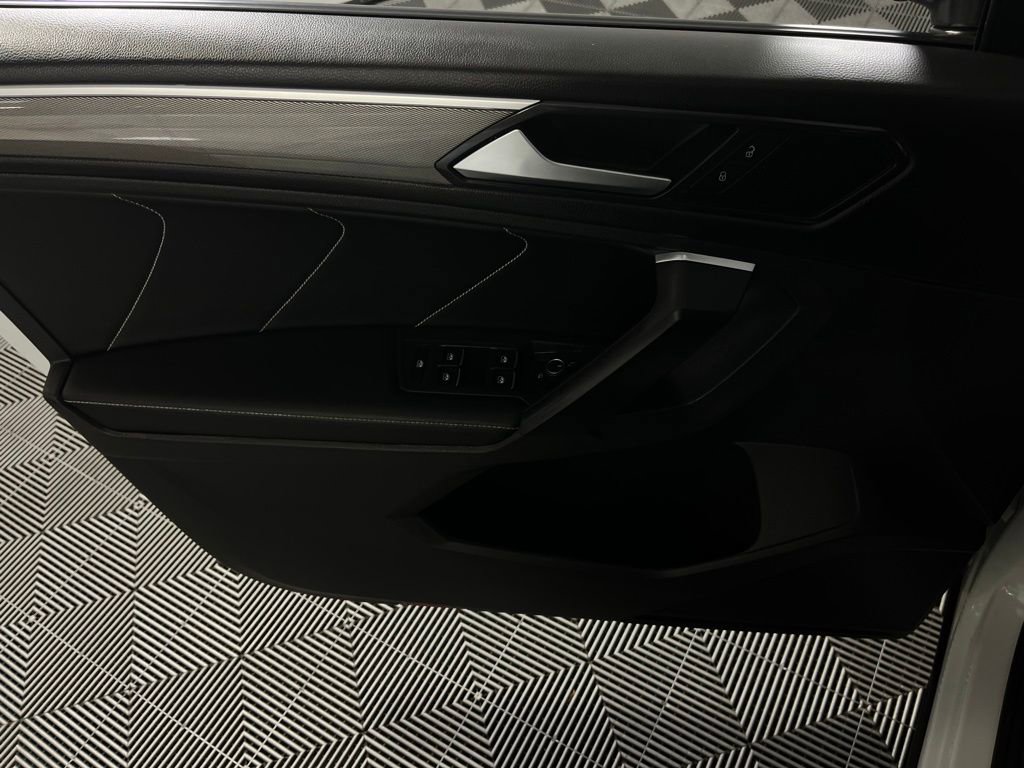 Used 2023 Volkswagen Tiguan SE R-Line image 28