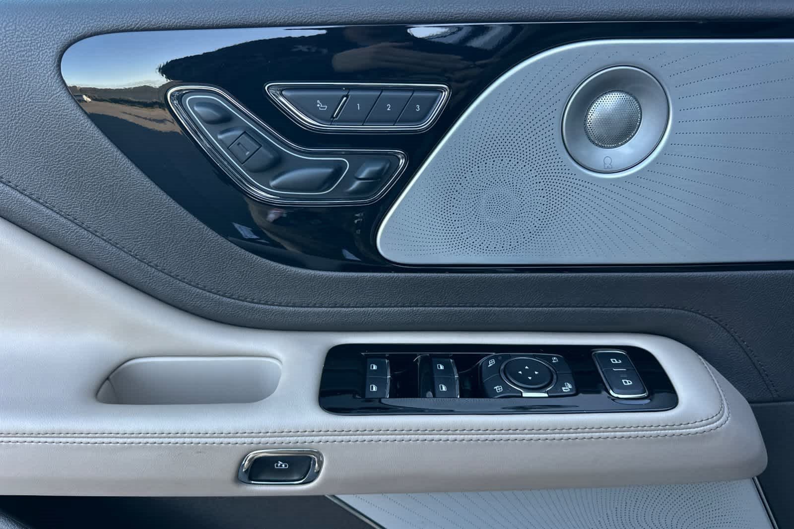 Used 2022 Lincoln Aviator Reserve w/ Equipment Group 201A image 13