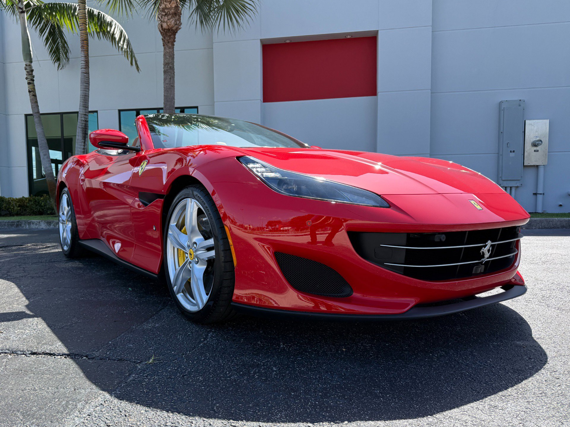 Used 2019 Ferrari Portofino RWD image 3