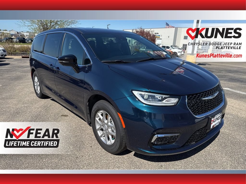 New 2025 Chrysler Pacifica Select
