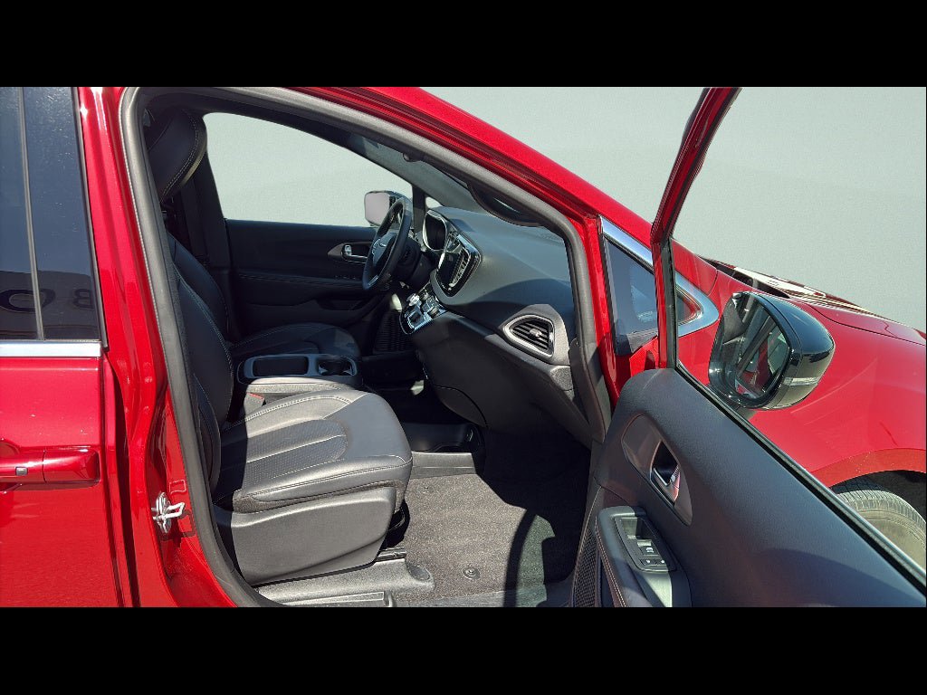 Used 2025 Chrysler Pacifica Select FWD image 35