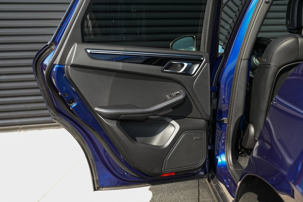 Certified 2026 Porsche Macan Turbo AWD/4WD image 33