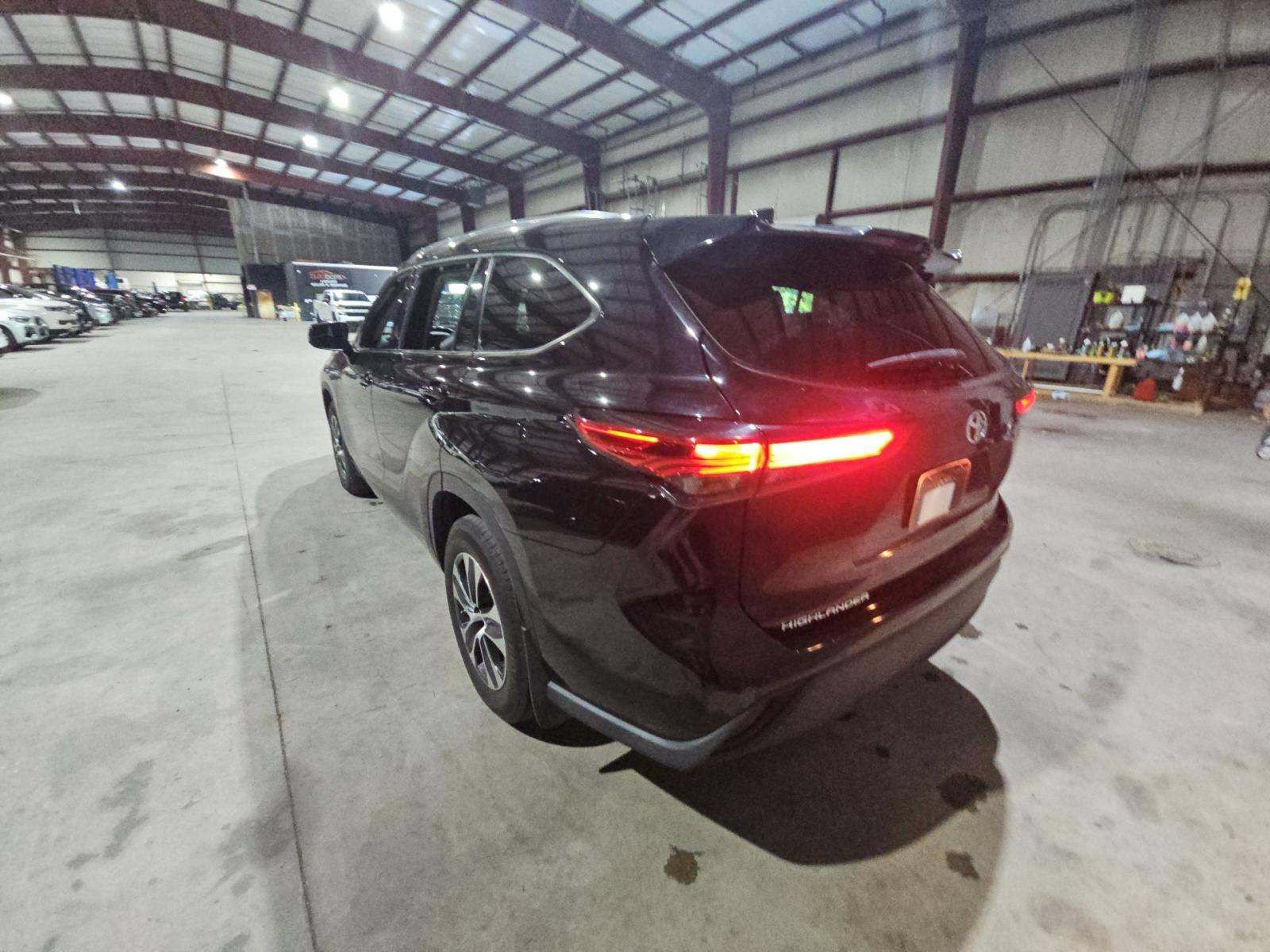 Used 2021 Toyota Highlander XLE AWD/4WD image 2