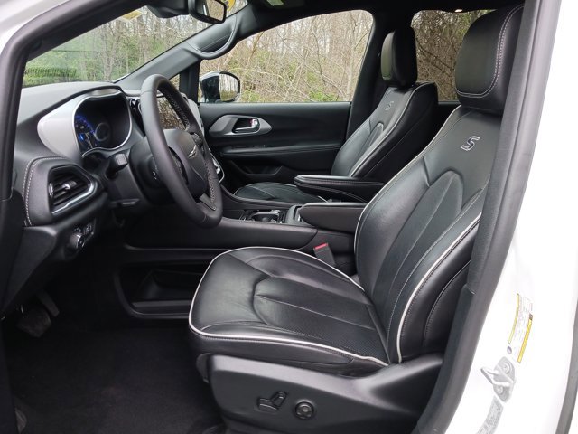 Used 2025 Chrysler Pacifica Limited image 12