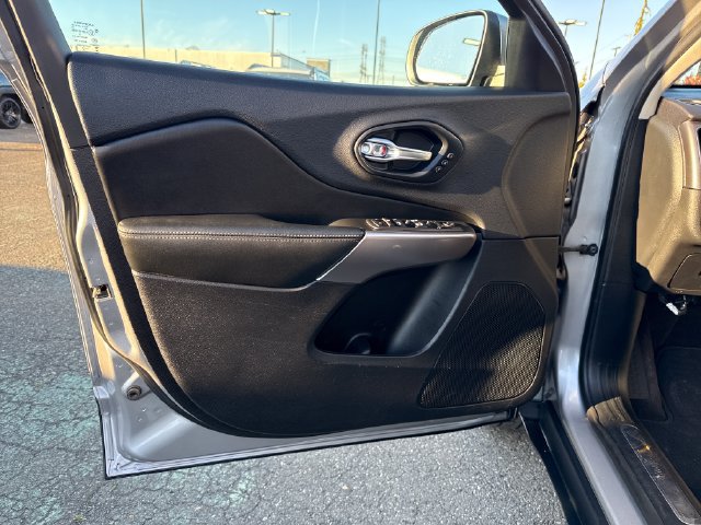 Used 2019 Jeep Cherokee Limited w/ Technology Group AWD/4WD image 16