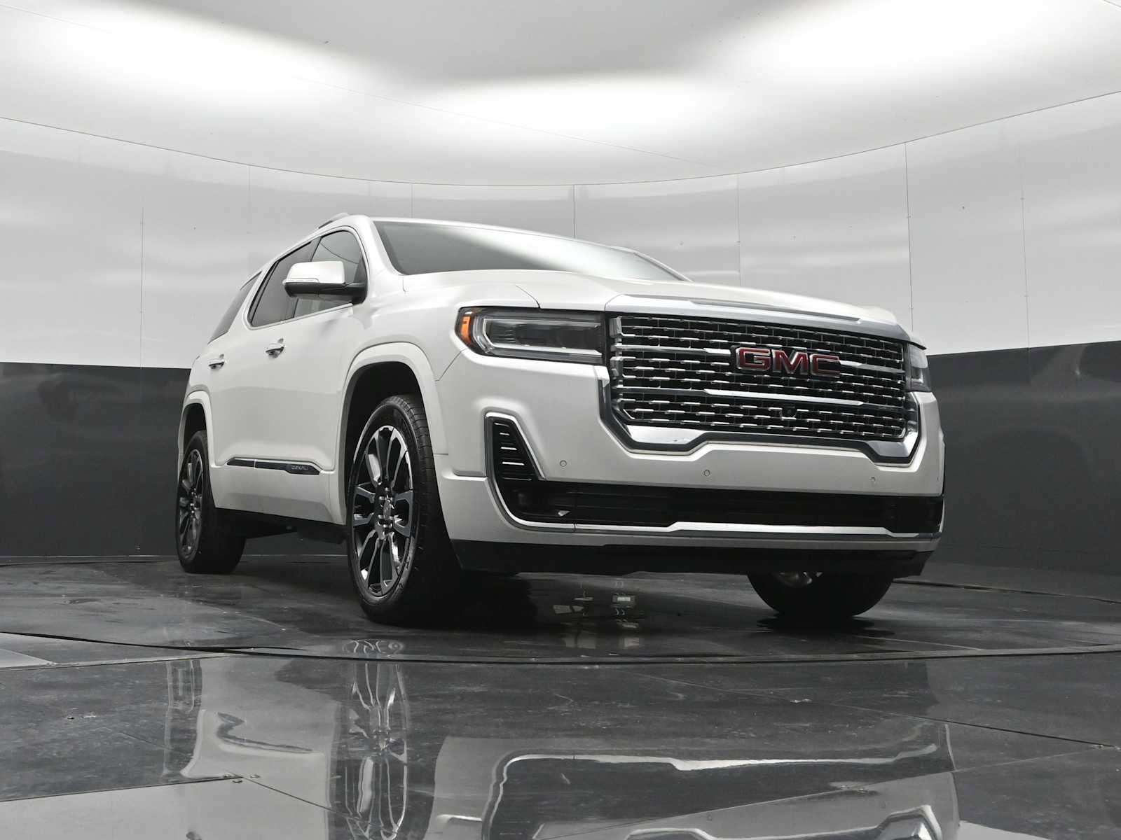 Used 2020 GMC Acadia Denali w/ Technology Package AWD/4WD image 19
