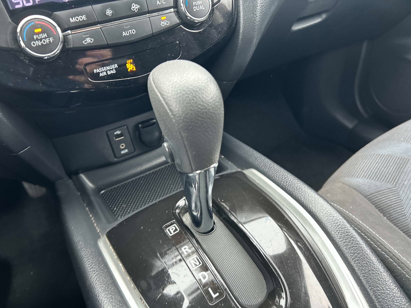 Used 2015 Nissan Rogue SV image 31