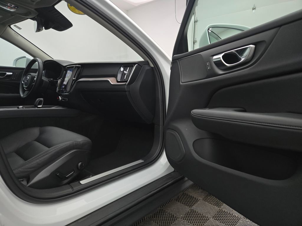 Used 2025 Volvo V60 B5 Cross Country Plus image 31