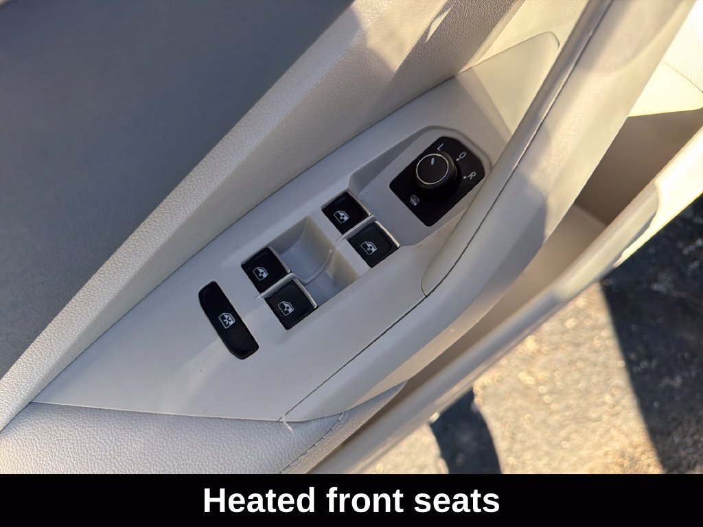 Used 2025 Volkswagen Jetta SE w/ Sunroof Package FWD image 14