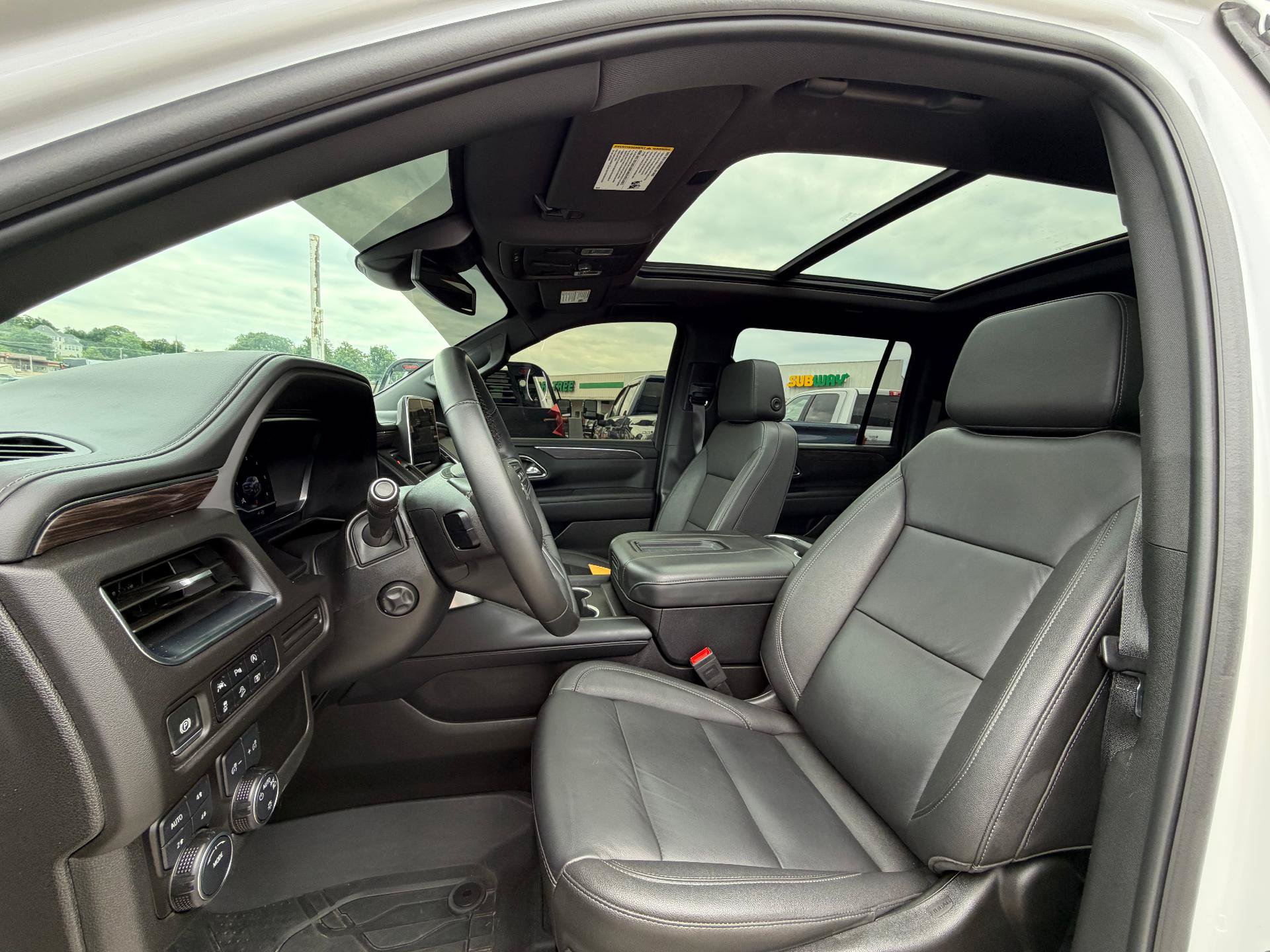 Used 2024 Chevrolet Suburban Z71 w/ Luxury Package AWD/4WD image 9