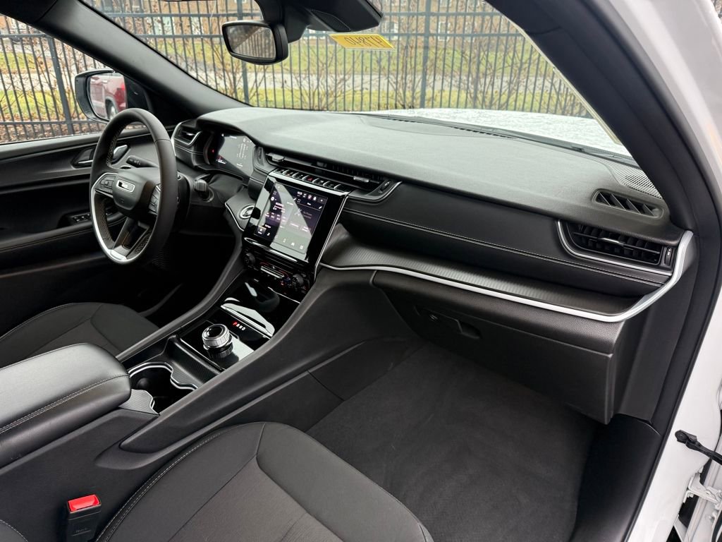 Used 2024 Jeep Grand Cherokee Laredo X image 15