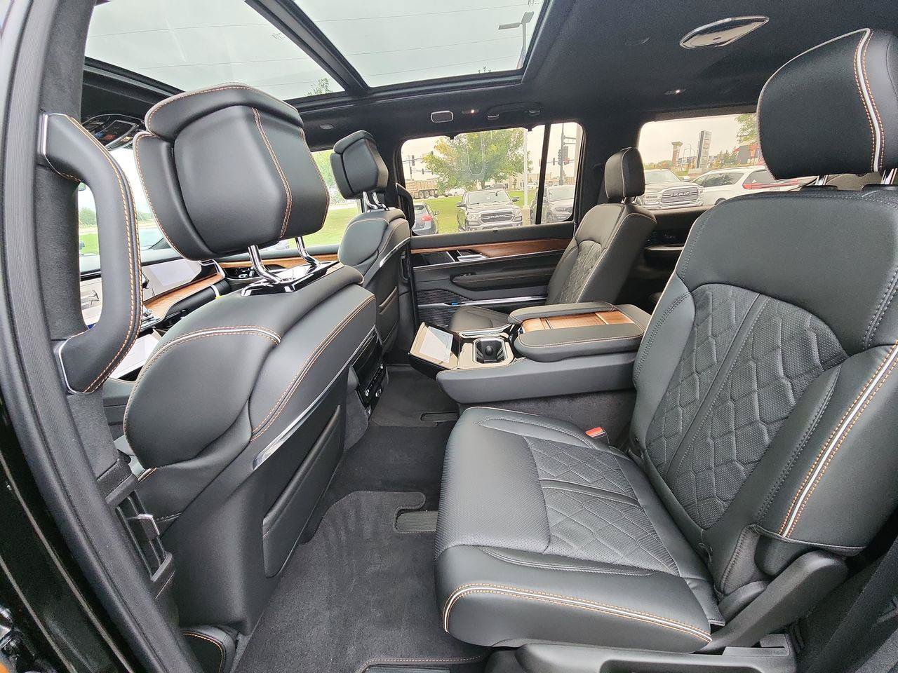 New 2023 Jeep Grand Wagoneer Series III w/ HD Trailer Tow Package AWD/4WD image 23