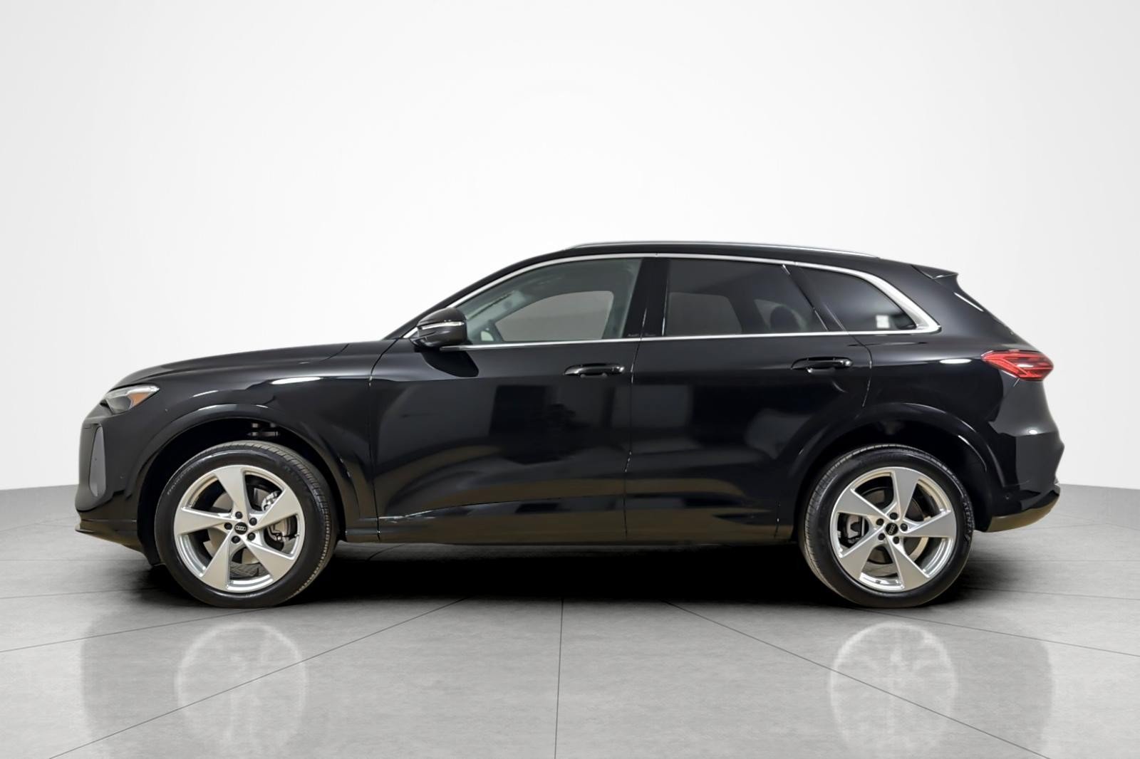 Used 2025 Audi Q5 Premium Plus w/ Premium Plus AWD/4WD image 2