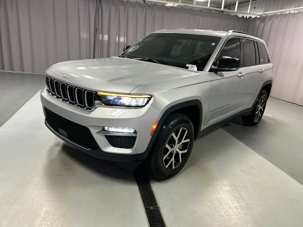 Used 2025 Jeep Grand Cherokee Limited image 3