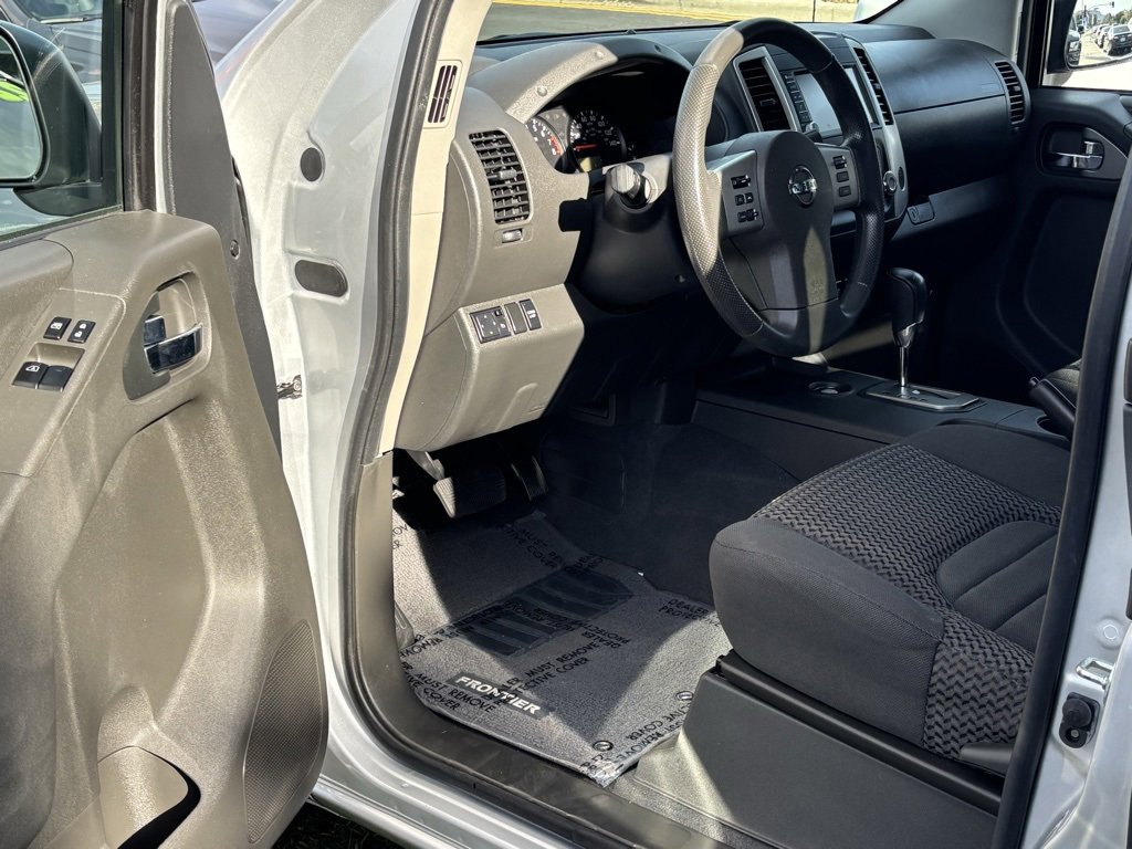 Used 2020 Nissan Frontier SV image 6