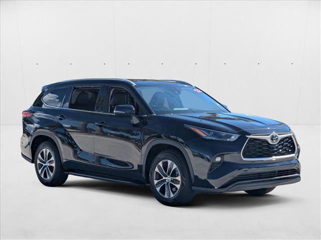 Used 2022 Toyota Highlander XLE image 3