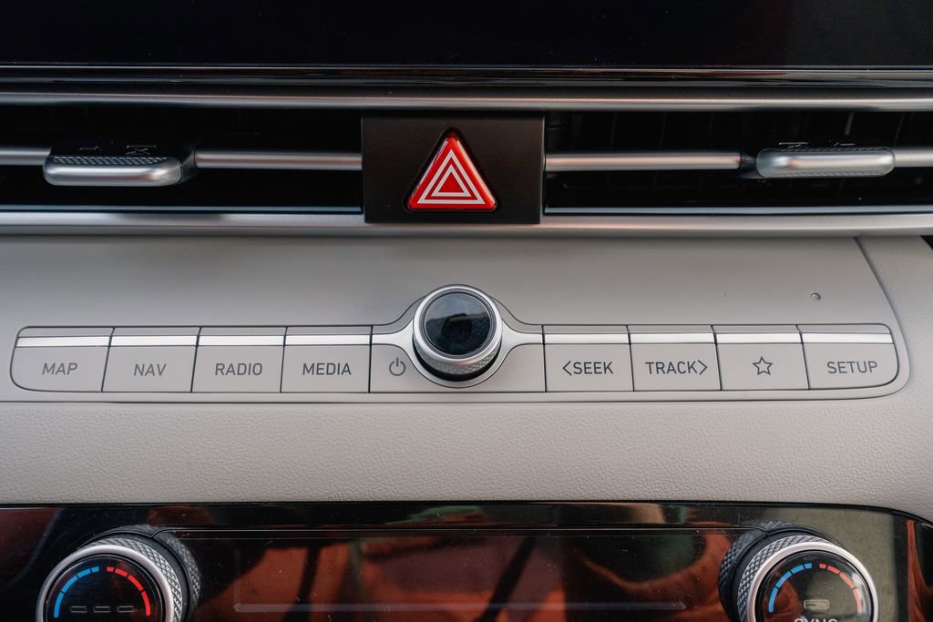 Certified 2025 Hyundai Elantra Limited image 32