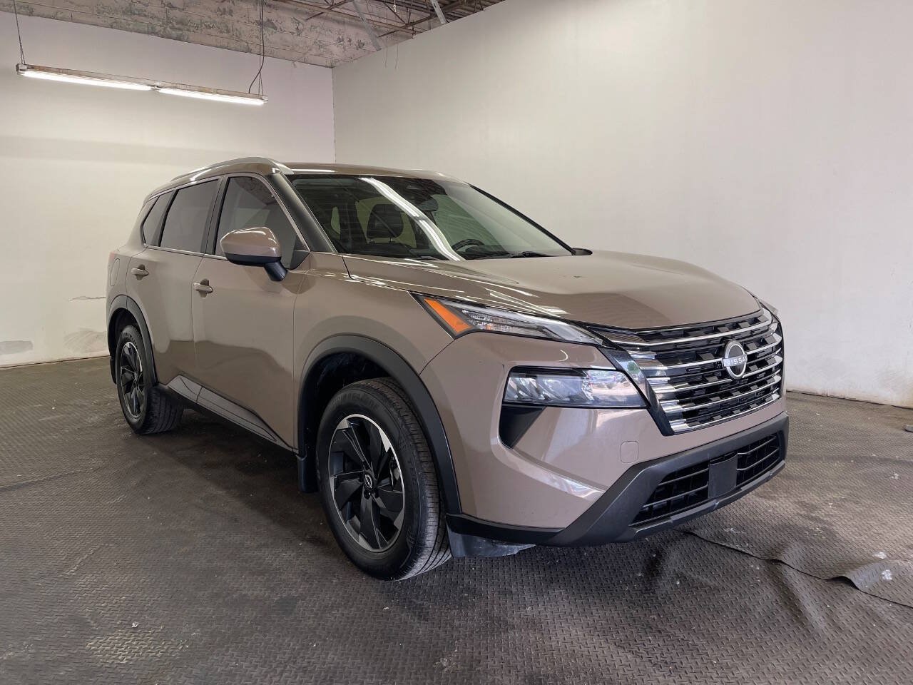 Used 2024 Nissan Rogue SV w/ SV Premium Package FWD image 3