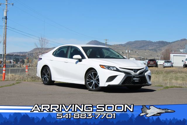 Used 2020 Toyota Camry SE w/ Carpet Mat Package image 1