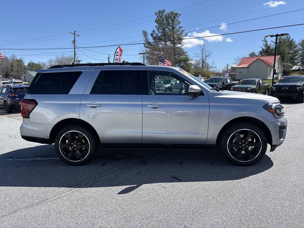 Used 2023 Ford Expedition Limited image 11