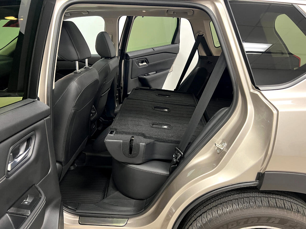 Used 2024 Nissan Rogue SL w/ SL Premium Package image 17