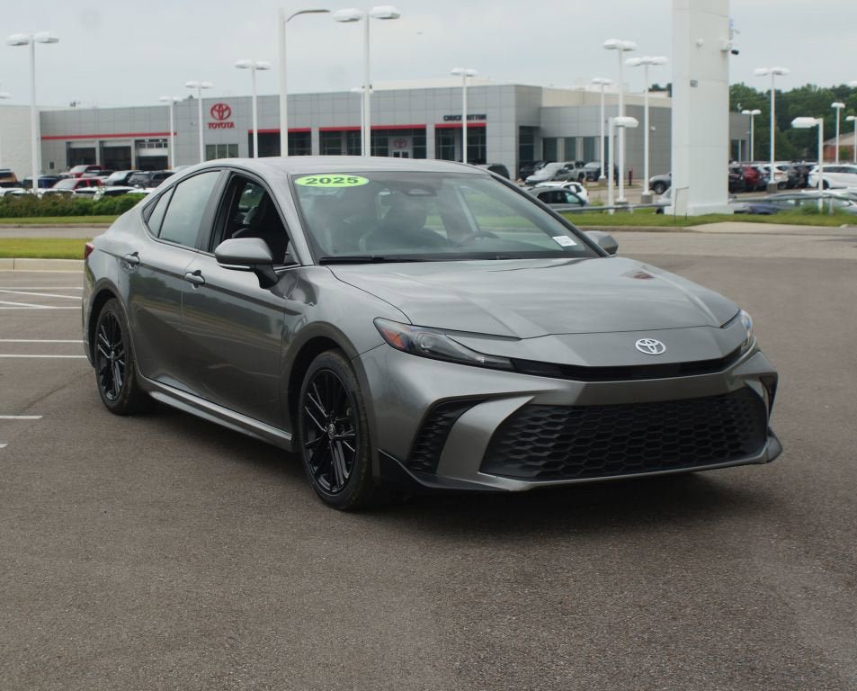 Used 2025 Toyota Camry SE FWD image 2