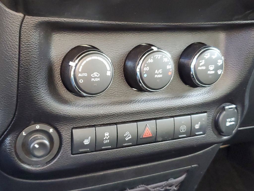 Used 2014 Jeep Wrangler Unlimited Sahara w/ Connectivity Group AWD/4WD image 21