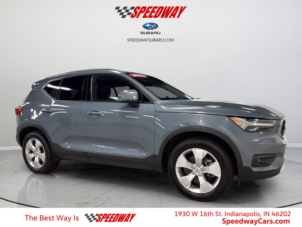 Used 2022 Volvo XC40 T5 Momentum image 1