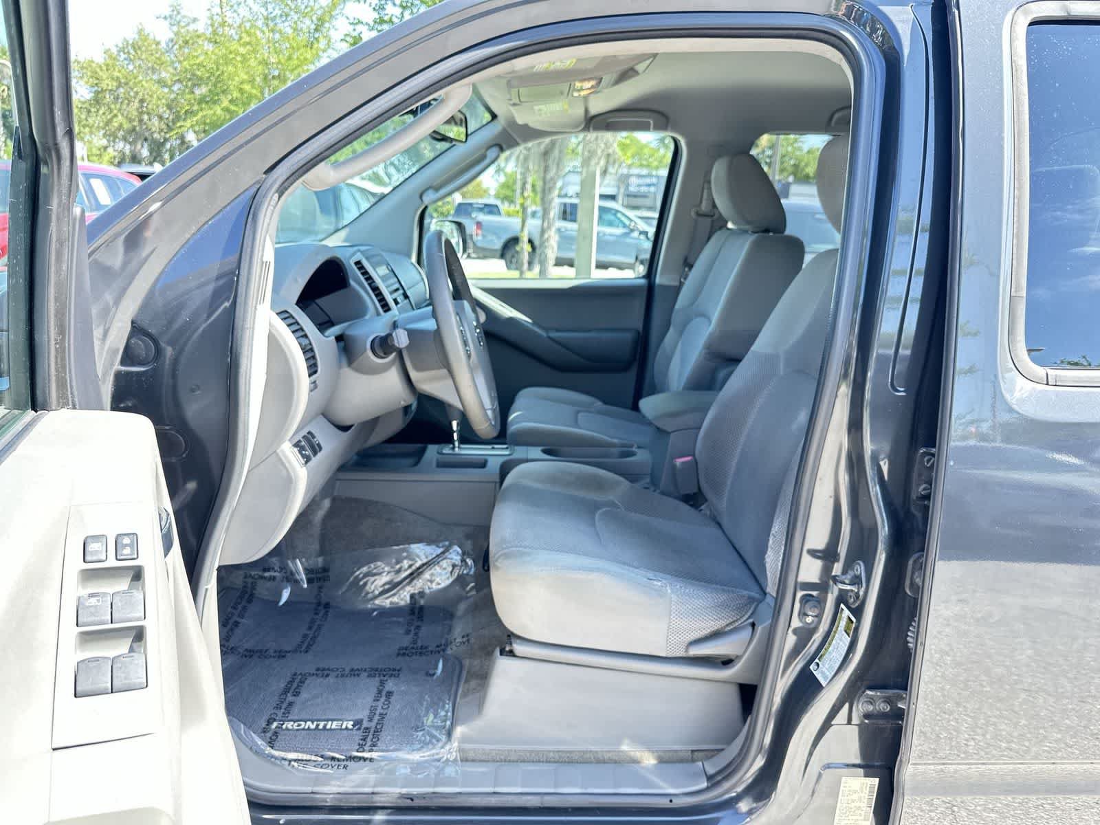 Used 2011 Nissan Frontier SV w/ SV Premium Utility Pkg RWD image 2